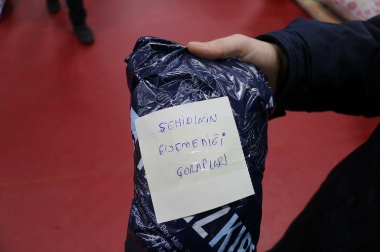 <p>Kimin bıraktığı belli olmayan "Şehidimin giyemediği çoraplar" ve Sare Nalbant tarafından yazılan "Dışarısı çok soğuk. Oradaki kardeşlerim için şapka, battaniye yolluyoruz. Allah yardımcınız olsun" notların bulunduğu yardım paketleri görevlileri duygulandırdı.</p>
<p>Yalova Belediyesi Kadın ve Aile Hizmetler Müdürü, Mustafa Özden Şahin, "Ayıklama sırasında arkadaşlarımızla karşılaştık. Notu görünce çok duygulandık. Evladının anısını, sakladığı, evladının giyemediği çorapları vermiş. Canından can gitmiş, onun hatırasını gönderiyor. Çok duygulandık. Çok hayırsever bir insanmış." dedi.</p>
