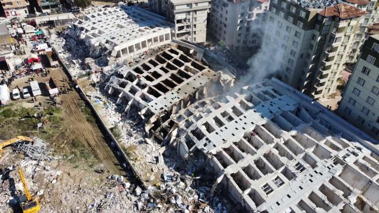 <p>6 Şubat günü Kahramanmaraş merkezli meydana gelen 7,7 ve 7,6 büyüklüğündeki depremler başta Gaziantep ve Hatay olmak üzere, Adana, Adıyaman, Kilis, Osmaniye, Diyarbakır, Malatya ve Şanlıurfa'da da çok şiddetli bir şekilde hissedildi.</p>
