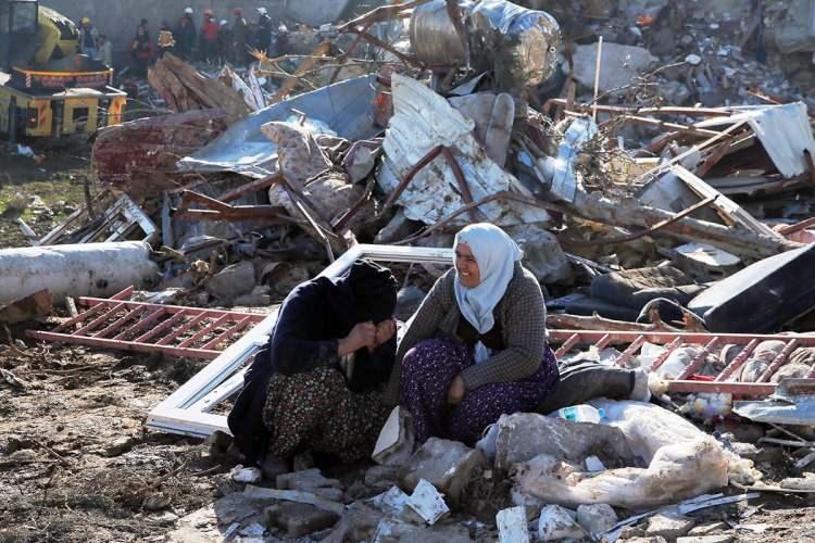 <p><span style="color:#000000"><strong>Kahramanmaraş merkezli 7.7 ve 7.6 büyüklüğündeki depremler tüm Türkiye'de büyük bir yıkıma neden oldu. Binlerce kişi yaşam mücadelesi verirken enkaz altında kalan kişilerin kurtarılması için ekipler aralıksız bir şekilde çalışmalarını sürdürüyor.</strong></span></p>
