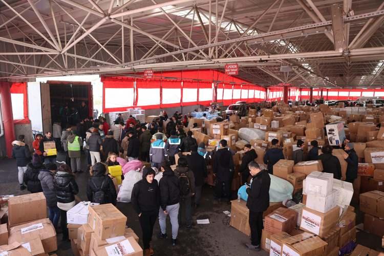 <p>Kahramanmaraş merkezli depremlerin ardından başlatılan yardım seferberliğine Türkiye'nin önde gelen şirketleri de katıldı. </p>
