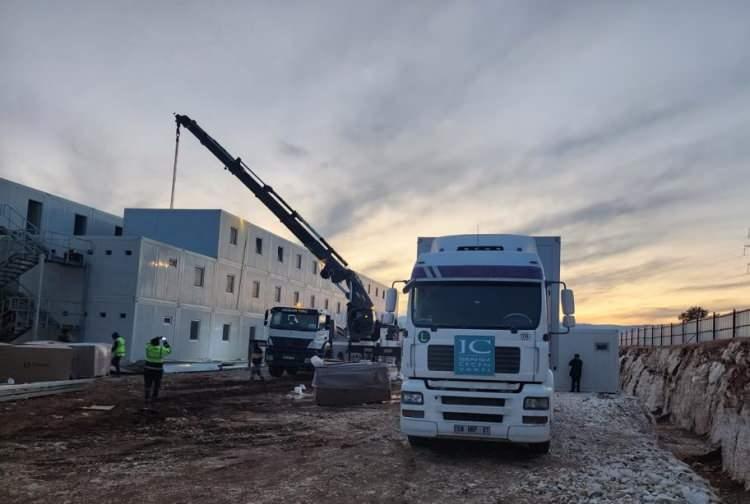 <p>Şirketler, gerek arama-kurtarma, gıda, barınma, tekstil, iletişim, iş makinesi, sağlık ekipmanı ve akaryakıt tedariki olmak üzere bölgeye yaptıkları ayni yardımlar gerekse de nakdi desteklerle depremzedelerin yaralarını sarmak için seferber oldu.</p>
