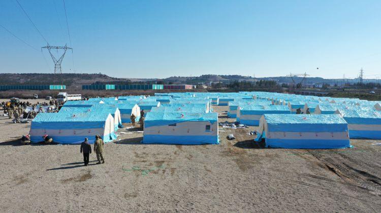<p><strong>Baykar'dan AFAD'a 550 milyon lira, Cengiz Holding'den 400 milyon TL</strong></p>

<p>Baykar, depremin üçüncü gününde AFAD üzerinden bölgeye 250 milyon TL nakdi yardım yapan ilk şirketlerden biri oldu. Daha sonra Baykar kurucusu Özdemir Bayraktar ve Canan Bayraktar adına 300 milyon TL'lik bir nakdi yardımı daha AFAD'a ileten Baykar, böylece deprem bölgesinde kullanılmak üzere AFAD'a 550 milyon lira nakdi bağış yaptı.</p>
