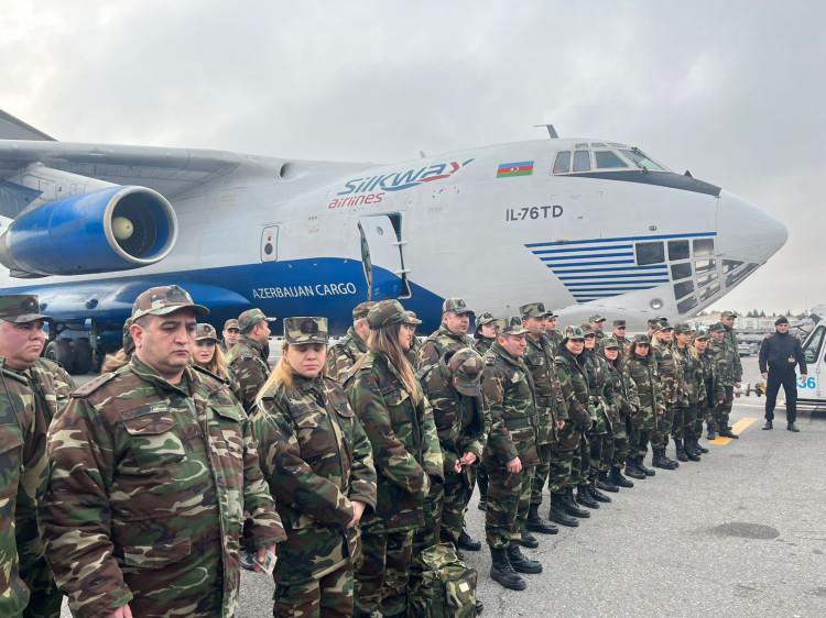 <p>Azerbaycan Savunma Bakanlığına bağlı 10 askeri doktorla 8 hemşire de Türkiye'deki deprem bölgesinde görev yapıyor.</p>

<p>Azerbaycan, deprem bölgesinde bir sahra hastanesi kurdu. Azerbaycan Sağlık Bakanı Teymur Musayev, Azerbaycan hastanelerinde Kahramanmaraş merkezli depremlerde yaralanan vatandaşlar için 2 bin yatak ayırdıklarını açıkladı.</p>

<p> </p>
