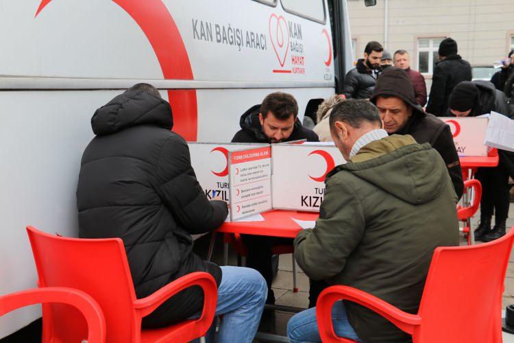 <p><strong>TOKAT</strong></p>
<p>Tokat'ın Erbaa ilçesinde Türk Kızılayın kan bağışı tırında yoğunluk dikkati çekti.</p>
<p>Türk Kızılayın kan bağışı daveti üzerine Erbaa Cumhuriyet Meydanı'nda kurulan bağış tırında vatandaşlar kan verdi. Bağış yapmak isteyenler yağmura aldırış etmeden sıra bekledi.</p>