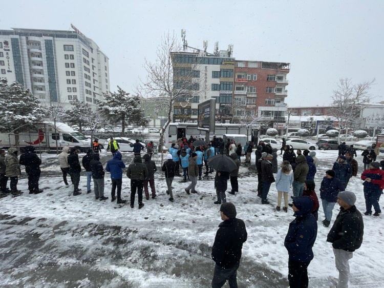 <p><strong>NİĞDE</strong></p>
<p> Niğde Ömer Halisdemir Meydanı'nda kurulan bağış otobüsüne gelen vatandaşlar, kan bağışında bulundu.</p>