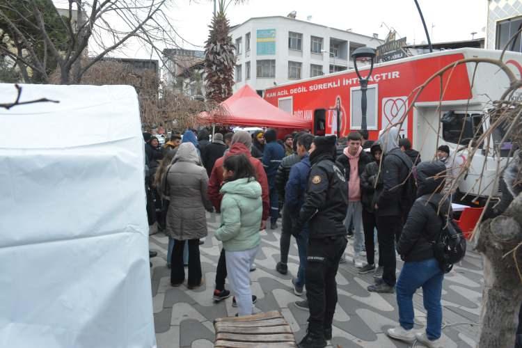 <p><strong>MANİSA</strong></p>
<p>Manisa il merkezi ve ilçelerinden deprem bölgelerine yardım malzemesi toplanması sürüyor. Akhisar ilçesinde oluşturulan yardım malzemesi toplama noktalarına gelen vatandaşlar, elektrikli ısıtıcı, battaniye, bere, eldiven, atkı, çocuk bezi, mont, kıyafet ve gıda ürünlerini görevlilere teslim ediyor.</p>