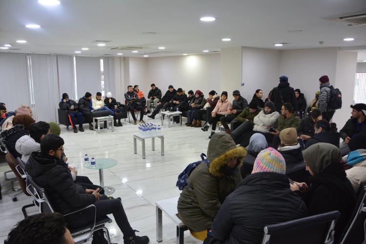 <p><strong>BALIKESİR</strong></p>
<p>Balıkesir'de vatandaşlar, Kahramanmaraş merkezli ve 10 ili etkileyen 7,7 ve 7,6 büyüklüğündeki depremlerin ardından kan bağışında bulunuyor.</p>