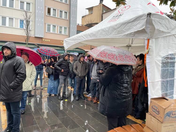 <p><strong>RİZE</strong></p>
<p>Rize'de Memişağa Parkı, Ordu'da Ceren Özdemir Meydanı, Giresun'da Atatürk Meydanı'ndaki Kızılay kan merkezlerine gelen çok sayıda kişi, depremzedeler için kan vermek amacıyla sıraya girdi.</p>
