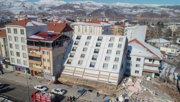<p>Temel bölümünden itibaren adeta bulunduğu yerden kopan apartmanın genel durumunda çok büyük bir yıkım görülmemesi dikkati çekti.</p>
