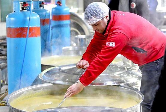 <p><span style="color:#000000"><strong>Ayrıca depremden kaynaklı dışarıdan kalan insanların beslenmesinin çok önemli olduğunun da altını çizen Fenercioğlu, bol sıvı tüketimi ve beslenme açısından karbonhidrat içerikli gıdaların tüketilmesinin önemine değindi. </strong></span></p>
