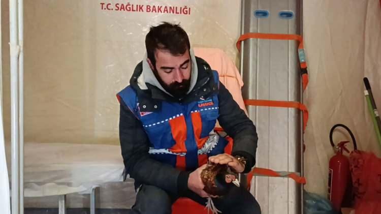 <p>Ekiplerin çalışmasıyla enkaz altından 124 saat sonra anne köpek ve 2 yavrusu kurtarıldı. Hafif yaralı olarak enkazdan çıkarılan köpekler veterinere götürüldü.</p>
