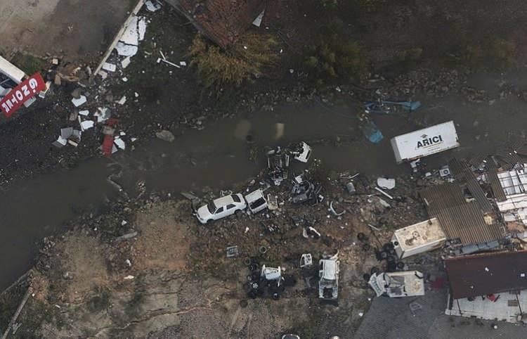 <p><strong>İTALYAN UZMAN: ANADOLU LEVHASI 3 METRE KAYDI</strong></p>

<p>İtalya Ulusal Jeofizik ve Volkanoloji Enstit&uuml;s&uuml; Başkanı Prof. Carlo Doglioni, depremlerle birlikte ilk tahminlerine g&ouml;re Anadolu levhasının 3 metre kadar kaydığını ancak bunun artabileceğini belirtti.</p>
