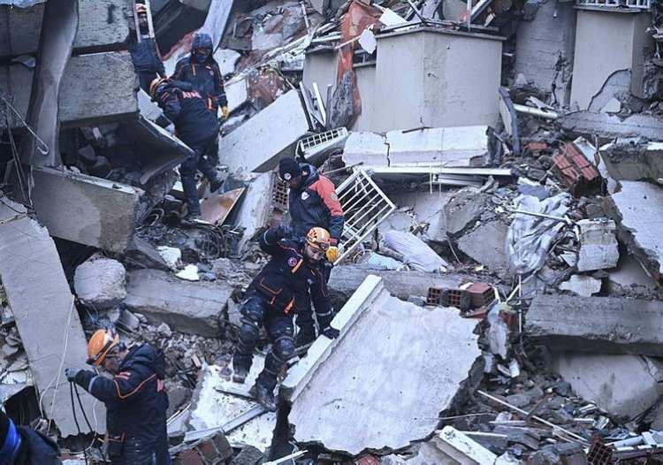 <p>Uydu verileri elde edildiğinde bunun netleşeceğini ifade etti. İtalya'da 2016'da yaşanan Amatrice depremini hatırlatan Doglioni, buradaki enerjinin 130 kat daha fazla olduğunu vurguladı.</p>
