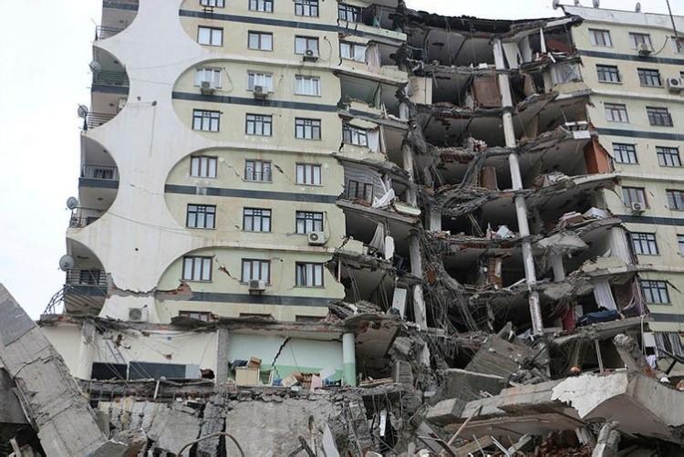 <p><strong>"İNGİLTERE İKİYE B&Ouml;L&Uuml;N&Uuml;RD&Uuml;"</strong></p>

<p>İngiliz deprem uzmanı Stephen Hicks, yaşanan depremi kendi &uuml;lkesiyle kıyasladı.</p>
