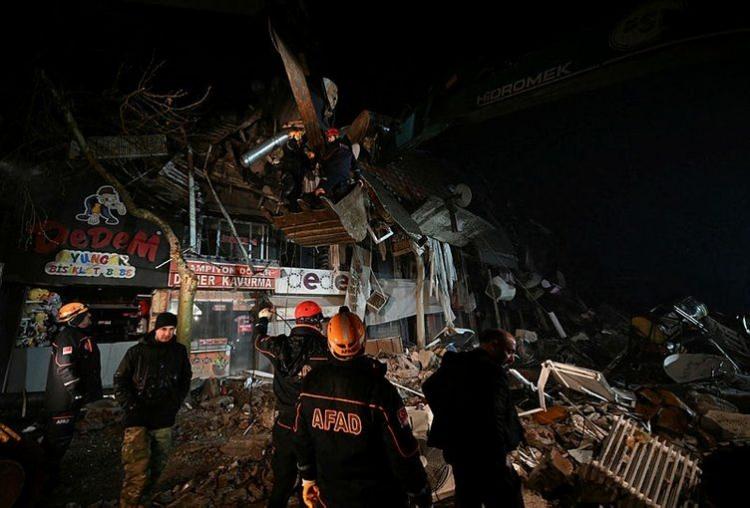 <p><em><strong>Hicks şu ifadeleri kullandı;</strong></em></p>

<p>Size T&uuml;rkiye'deki depremin b&uuml;y&uuml;kl&uuml;ğ&uuml; hakkında bir fikir vermesi i&ccedil;in, USGS ShakeMap'i Britanya Adaları'nın &uuml;zerine yerleştirirsek, fay, Severn Halici'nden Humber Halici'ne kadar kırılırdı.</p>
