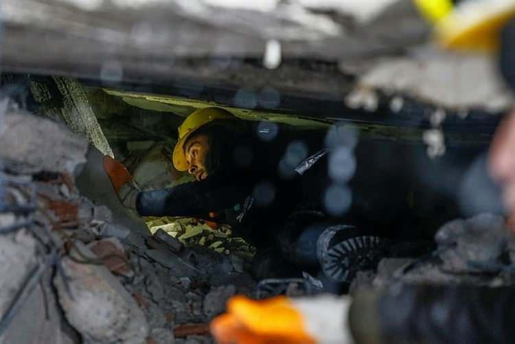 <p><strong>"BİNALARIMIZ BU KADAR ŞİDDETLİ SARSINTIYA DAYANAMAZ"</strong></p>

<p>Binalarımız bu kadar şiddetli sarsıntıya dayanamaz. İngiltere, fermuarın a&ccedil;ılmasıyla esasen ikiye b&ouml;l&uuml;nm&uuml;ş olacaktı.</p>
