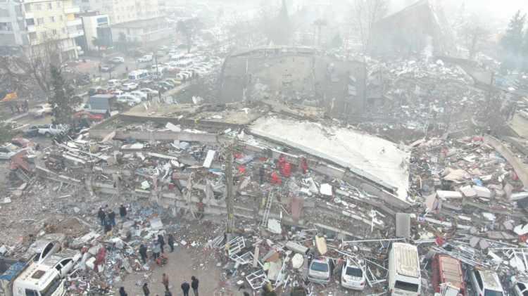<p>24 saatten kısa bir s&uuml;re i&ccedil;inde bu kadar b&uuml;y&uuml;k iki deprem neredeyse eşi benzeri g&ouml;r&uuml;lmemiş bir olay. Sismolojik aletlerin icadından bu yana b&ouml;yle bir olay g&ouml;rmedik.</p>
