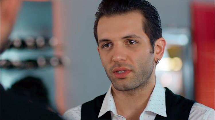 <p><span style="color:#4B0082"><strong>Oyuncu </strong></span><em><span style="color:#8B4513"><strong>&Ccedil;ağrı &Ccedil;ıtanak</strong></span></em><span style="color:#4B0082"><strong> da,&nbsp;</strong></span><span style="color:#000080"><strong>"Hatay/Antakya/S&uuml;merler mahallesi harbiye cad. yıkılan bina A/3 blok doğup b&uuml;y&uuml;d&uuml;ğ&uuml;m apartmandır. Annem oradaydı! Bu bina en y&uuml;ksek ve haliyle en &ccedil;ok oturanı olan binasıdır. L&uuml;tfen daha fazla insanın kurtulması i&ccedil;in ulaşın ve yardım edin."</strong></span><span style="color:#4B0082"><strong> ifadeleriyle yardım istedi.&nbsp;</strong></span><a href="https://www.yasemin.com/"><span style="color:rgb(255, 255, 255)"><strong>(Yasemin.com)</strong></span></a></p>
