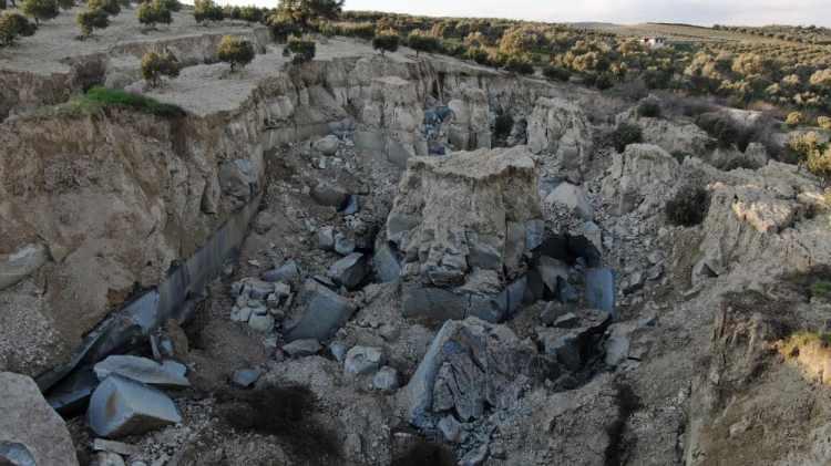 <p>Oluşan dev yarık dron ile havadan da görüntülendi. Bazı vatandaşlar deprem sırasında büyük bir patlama sesi duyduklarını aynı bölgede yine yeşil ışık gördüklerini söyledi.</p>
