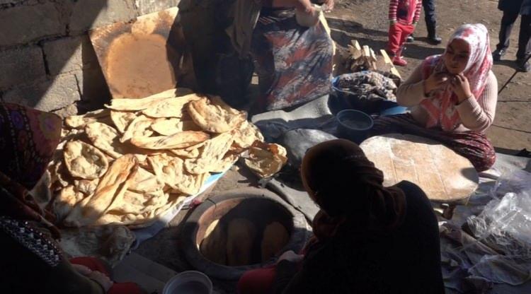 <p>Van’ın Erciş ilçesi Çelebibağı Mahallesindeki kadınlar depremzedelerin en çok ihtiyacı olan umumi gıda maddesi olan ekmek yapmak için kolları sıvadılar.</p>
