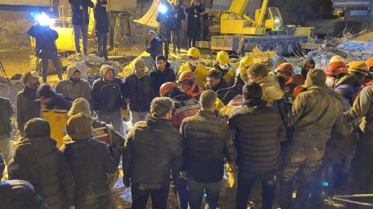 <p><strong>72 SAAT SONRA BİR KADIN ENKAZDAN SAĞ OLARAK ÇIKARILDI</strong></p>
<p> </p>
<p>Diyarbakır’ın merkez Bağlar ilçesi 5 Nisan Mahallesi Yoldaş Apartmanı enkazında yaşam koridoru oluşturularak 72 saat sonra enkazın altından 40 yaşlarındaki Yazgül Çaçan sağ olarak çıkartıldı. </p>