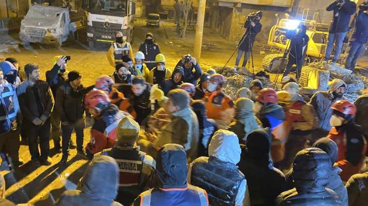 <p>Çaçan, enkaz altında ilk tıbbi müdahalesi yapıldıktan sonra ambulansa alınarak hastaneye sevk edildi.</p>