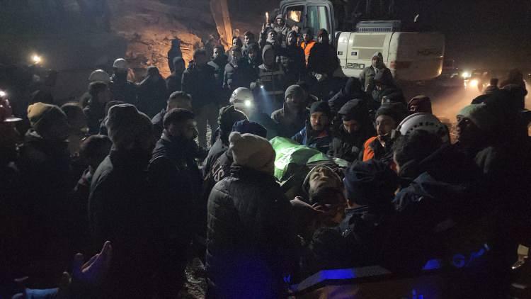 <p>ADIYAMAN'DA 29 YAŞINDAKİ GENÇ 71 SAAT SONRA SAĞ KURTARILDI</p>

<p> </p>

<p>Kahramanmaraş merkezli meydana gelen depremin en çok etkilediği Adıyaman'da 29 yaşındaki bir genç 71 saat sonra 4 katlı binadan yaralı olarak kurtarıldı.</p>
