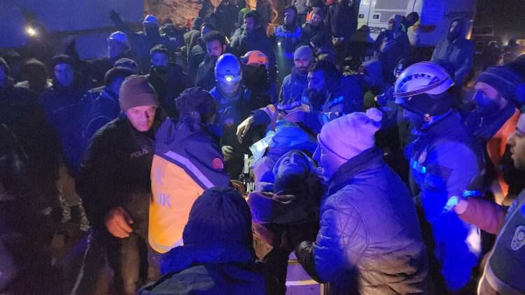 <p>Adıyaman merkeze bağlı Turgut Reis Mahallesi Sakarya caddesi üzerinde yer alan 4 katlı binanın üçüncü katında ikamet eden Muhammet İlkbey Aras (29) AFAD ve arama kurtarma ekiplerinin yoğun çalışması sonrası enkaz altından 71 saat sonra sağ olarak yaralı halde çıkarıldı. </p>
