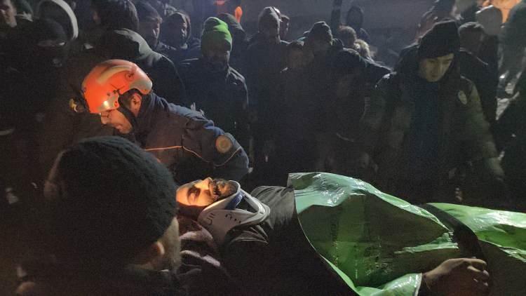 <p>Tekbir ve alkışlarla ambulansa bindirilen Aras, hızlıca hastaneye sevk edildi.</p>
