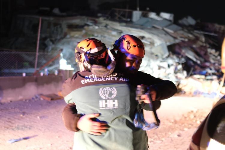 <p><strong>72 SAAT SONRA BİR KIZ ÇOCUĞU SAĞ OLARAK ÇIKARILDI</strong></p>

<p> </p>

<p>Hatay'da enkaz altından 72 saat sonra bir kız çocuğu sağ olarak çıkarıldı.</p>
