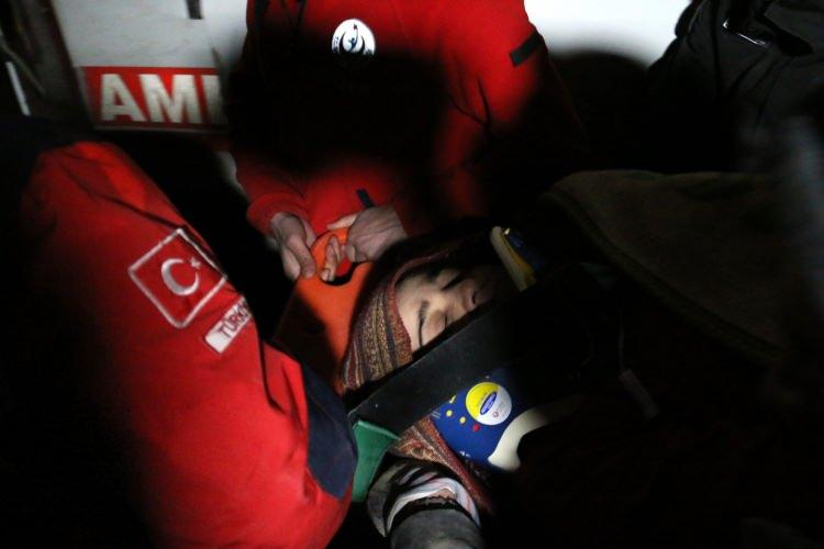 <p><strong>9 AYLIK HAMİLE KADIN 70 SAATİN ARDINDAN KURTARILDI</strong></p>

<p> </p>

<p>Kahramanmaraş kent merkezi Dumlupınar Mahallesi Minyas apartmanı depremin ardından çöktü. Enkaz altında kalan yabancı uyruklu Hene Hammeco isimli 35 yaşındaki 9 aylık olduğu öğrenilen hamile kadın enkaz altında kaldı.</p>
