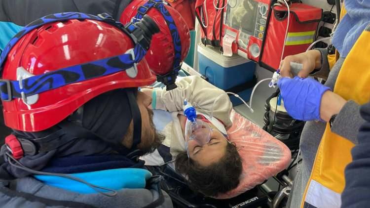 <p>Güngören Belediyesi arama kurtarma ekipleri Mezbahane Caddesi'ndeki Zaman Apartmanı enkazında kurtarma çalışması yürüttü.</p>
