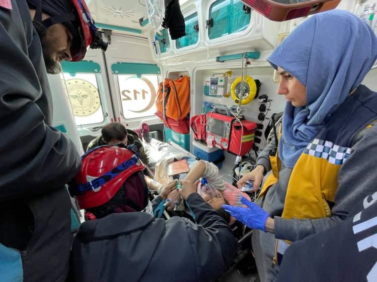 <p>Ekipler, 17 yaşındaki Ünzile Sevimli'yi enkaz altından 78 saat sonra kurtardı.</p>
