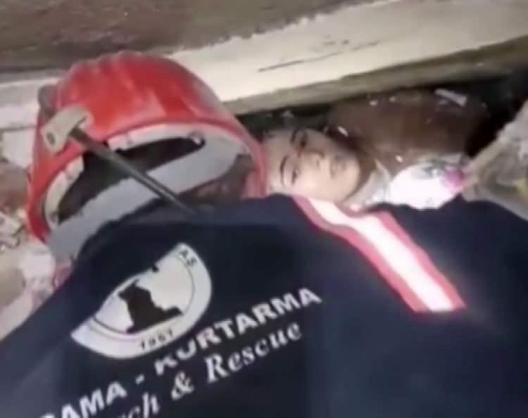 <p><strong>GÜNLER SONRA ENKAZ ALTINDA İLK SU!</strong></p>

<p> </p>

<p>Kahramanmaraş merkezli depremlerin ardından Gaziantep’in İslâhiye ilçesine giden 25 kişilik KİAŞ ekibi, enkazlarda arama kurtarma çalışmalarını sürdürüyor. Ekipler, birinin ismi Merve olduğu öğrenilen 2 kadını saatler süren bir çalışma sonucu kurtardı.</p>
