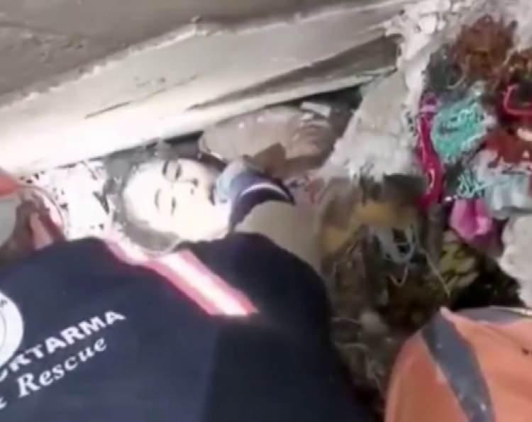 <p>Enkaz altında sıkışmış halde ulaştıkları ilk kadınla sıcak diyalog kuran yapan ekip üyeleri, yanlarındaki su şişesinin kapağı ile kadına su içindiler. Yöneltilen ‘Türkçe biliyor musun?’ sorusuna ‘Evet’ diyen kadın, ikinci bir kapak suyun ardından ‘Yeter’ dedi. Ekip görevlileri de ‘Güzel ablam, afiyet olsun’ diyerek kadınla güzel bir diyalog geliştirdiler. Yapılan çalışmalar sonucu her iki kadında kurtarıldı.</p>
