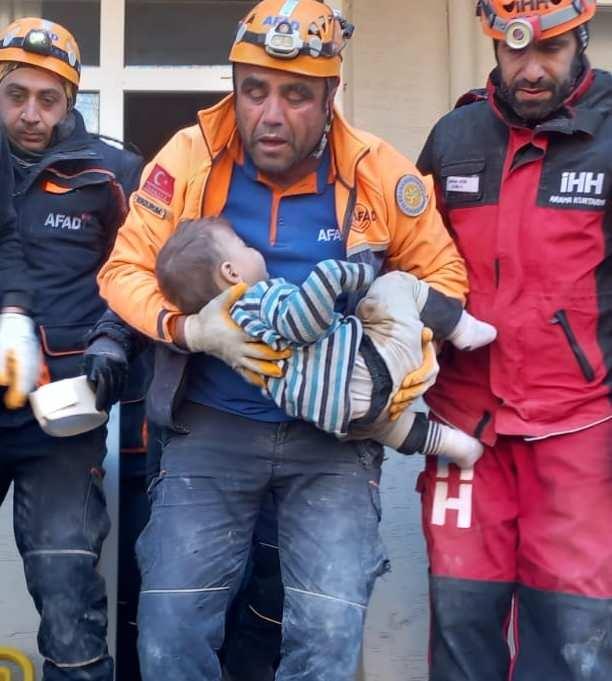 <p>Betonları duvar delici aletlerle kesip koridor oluşturan ekipler, uzun uğraşlar sonucu 2 yaşındaki Mert Tatar'a ulaştı.</p>

<p> </p>

<p>Depremden 79 saat sonra enkazdan kurtarılan Tatar, ambulansla hastaneye kaldırıldı.</p>

<p> </p>

<p>Erzurum AFAD ekibi, gönüllülerle birlikte yaklaşık 140 personelle bölgede çalışmalarını sürdürüyor.</p>
