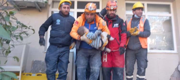 <p>Hatay Odabaşı Mahallesi Öğretmenler Sitesi'ndeki 4 katlı bir apartmanın enkazında çalışan AFAD ekibi, depremden 78 saat sonra sonra 2 yaşındaki Mehmet Tatar'ı kurtardı. </p>
