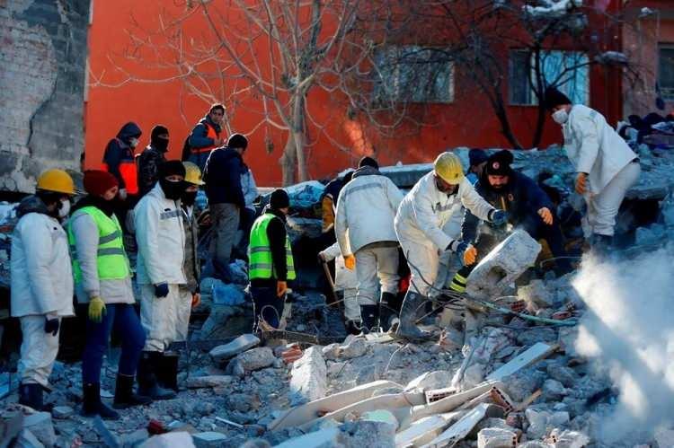 <p><strong>81. SAATTE DÖRT MUCİZE KURTULUŞ</strong></p>

<p> </p>

<p>Büyük depremlerin dördüncü gününde umut devam ederken Malatya'nın Yeşilyurt ilçesindeki altı katlı bir binanın enkazından önce bir kadın sonra da yetişkin bir erkek çıkarıldı.</p>

<p> </p>

<p>Aynı dakikalarda Kahramanmaraş'ta da biri çocuk iki kişi enkaz altından çıkarıldı.</p>
