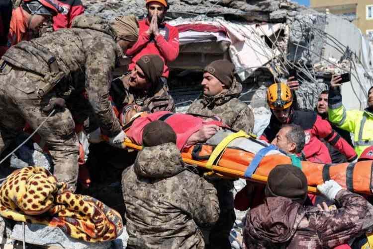 <p>Kahramanmaraş’ta 80 saatin sonunda enkazdan sevindiren bir haber daha geldi. Yıkılan binanın altında kalan annenin Ailenin 1 hafta önce yaptıkları deprem tatbikatı sayesinde hayatta kaldıkları öğrenildi.</p>
