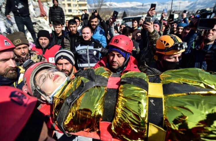 <p>Kahramanmaraş’ta 80 saatin sonunda enkazdan sevindiren bir haber daha geldi. Yıkılan binanın altında kalan annenin Ailenin 1 hafta önce yaptıkları deprem tatbikatı sayesinde hayatta kaldıkları öğrenildi.</p>
