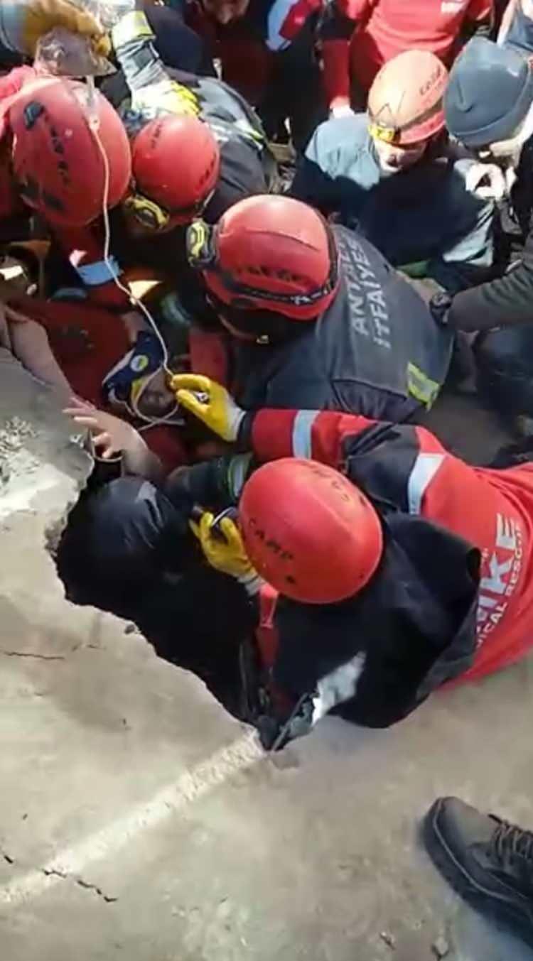 <p>İKİ KARDEŞ ENKAZDAN 80 SAAT SONRA KURTARILDI</p>

<p> </p>

<p>Antalya Büyükşehir Belediyesi itfaiye ekipleri, depremin vurduğu Hatay'da, enkazdan çıkardığı Mahir ve Hilal'in 1 yaşındaki kardeşi Rami'yi de depremin 81'inci saatinde kurtarmayı başardı. </p>
