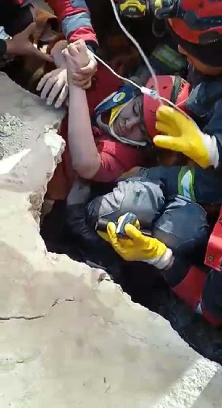 <p>Çocuklarından adının Arya olduğu öğrenilen anneleri de ekiplerin çalışmasıyla enkazdan sağ çıkarıldı ve sedyeye alınarak ambulansa götürüldü. </p>
