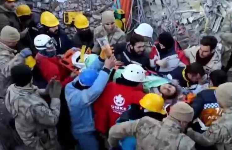 <p><strong>84. SAATTE 4 MUCİZE</strong></p>

<p> </p>

<p>Elbistan'da 4 kişilik aile enkazdan sağ olarak kurtarıldı. Enkaz altındaki 2 kişinin daha çıkarılması için çalışma devam ediyor.</p>
