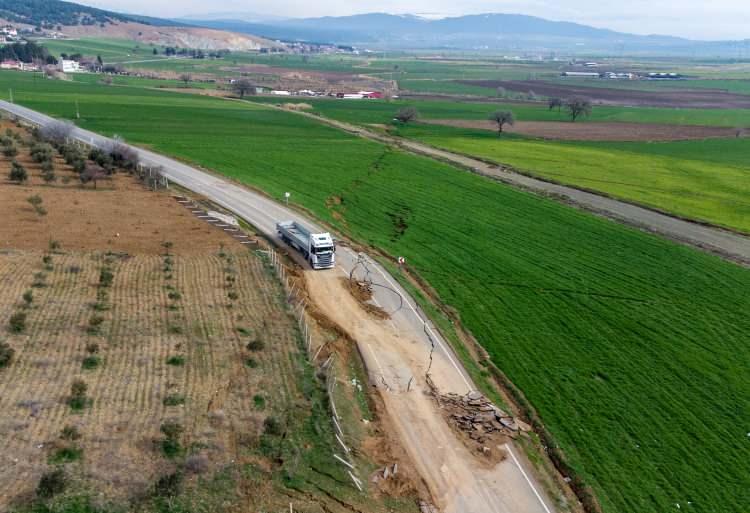 <p>Merkez üssü Kahramanmaraş'ın Pazarcık ve Elbistan ilçeleri olan ve toplamda 10 ili etkileyen 7,7 ve 7,6 büyüklüğündeki "Asrın felaketi" olarak nitelenen depremlerin ardından Kahramanmaraş'ın Tevekkelli köyü civarında oluşan ve kilometrelerce uzanan kırılma görüntülendi.</p>
