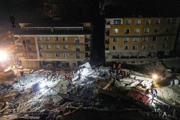 <p><span style="color:#000000"><strong>Kahramanmaraş merkezli 7.7 ve 7.6 büyüklüğündeki iki büyük deprem sonrası Türkiye'nin dört bir yanından yardım seferberliği başladı.</strong></span></p>
