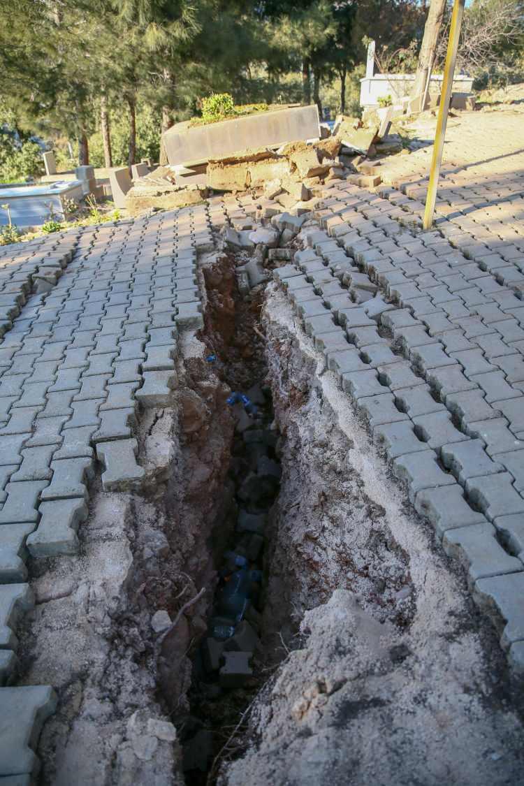 <p>Depremler, ilçeye bağlı birçok kırsal mahallede de hasara neden oldu. İlçe merkezine yakın konumdaki Gökçedere Mahallesi'nde ise mezarlık ve yollar ile bazı evlerin altında ve yanında yarıklar oluştu.</p>
