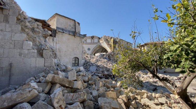 <p>Kahramanmaraş’ta meydana gelen 7.7 ve 7.6 büyüklüğündeki depremler nedeniyle Hatay’da büyük yıkım yaşandı. </p>
