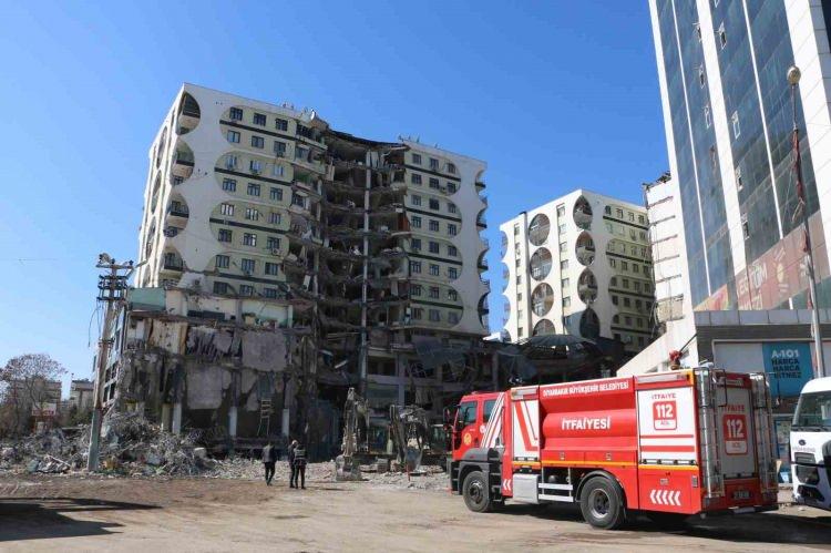 <p> Afet ve Acil Durum Yönetimi Başkanlığı (AFAD), İçişleri Bakanlığı ile Çevre, Şehircilik ve İklim Değişikliği Bakanlıklarının ortak çalışması sonucu deprem bölgelerinde “yıkık”, “acil yıktırılacak” ve “ağır hasarlı” yapılardan eşya tahliyesine ilişkin bir genelge yayınladı.</p>
