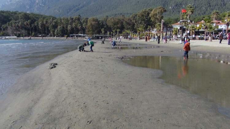 <p><strong>“Denizlerimizdeki seviye değişimleri, gel-git hareketleri, rüzgar basınç değişiklikleri deprem sonrası oluşan tsunami etkilere bağlı olarak değişmektedir.</strong></p>
