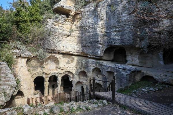 <p><strong>HATAY'DAKİ 2 BİN YILLIK YAPILAR DA HASAR GÖRMEDİ</strong></p>

<p>Hatay'ın Samandağ ilçesinde, tarihi 2 bin yıl öncesine dayanan ve 'dünyanın elle yapılan en büyük tüneli' olarak bilinen Titus Tüneli ile Beşikli Mağara, Kahramanmaraş merkezli depremlerde hasar görmedi.</p>
